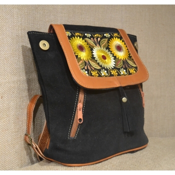 Mały plecak ze skóry zamszowej kolor czarny z kwiatowym haftem